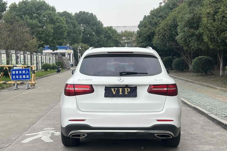 Used Mercedes-Benz GLC 2019 GLC 260 4MATIC Luxury Model Exterior 4