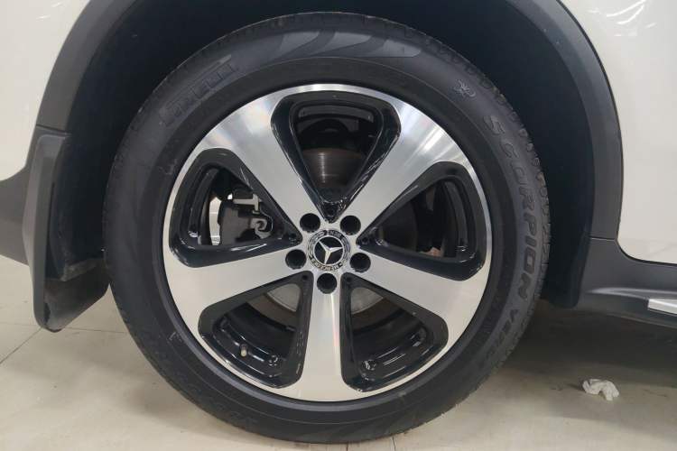 Used Mercedes-Benz GLC 2019 Facelift GLC 260 L 4MATIC Luxury Model Exterior 5
