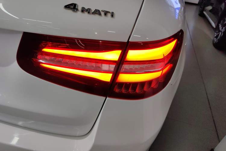 Used Mercedes-Benz GLC 2019 Facelift GLC 260 L 4MATIC Luxury Model Exterior 6