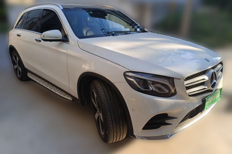 Used Mercedes-Benz GLC 2019 GLC 260 4MATIC Luxury Model Front Right 45 Deg