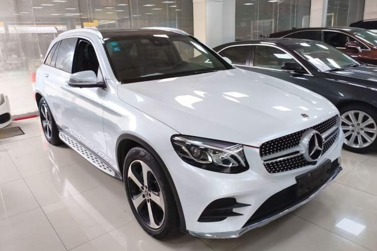 Used Mercedes-Benz GLC 2019 GLC 260 4MATIC Luxury Model Front Right 45 Deg