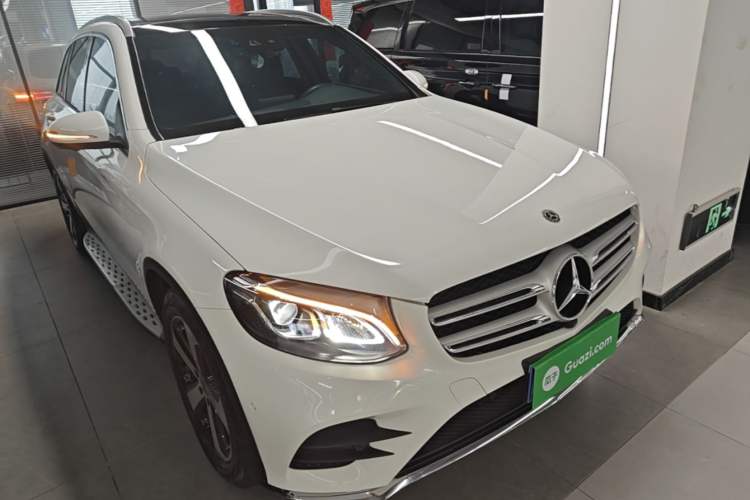 Used Mercedes-Benz GLC 2019 GLC 260 4MATIC Luxury Model Front Right 45 Deg