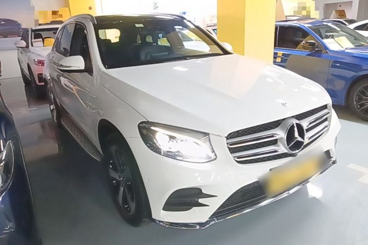 Used Mercedes-Benz GLC 2019 GLC 260 4MATIC Luxury Model Front Right 45 Deg
