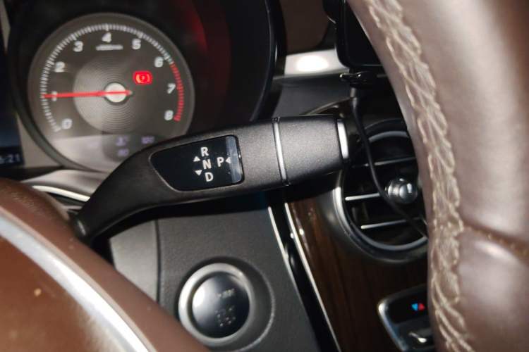 Used Mercedes-Benz GLC 2019 GLC 260 L 4MATIC Dynamic Model Gear Lever