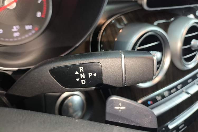 Used Mercedes-Benz GLC 2019 GLC 260 L 4MATIC Dynamic Model Gear Lever