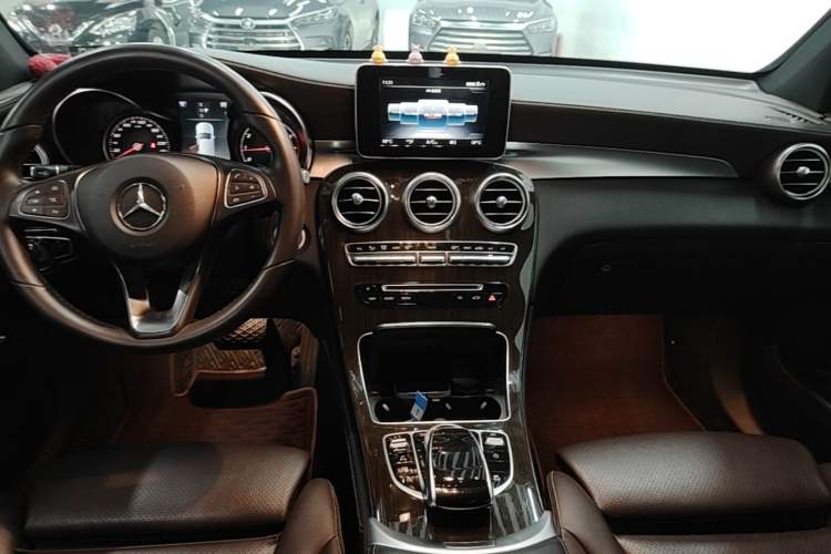 Used Mercedes-Benz GLC 2019 GLC 260 L 4MATIC Dynamic Model Gear Lever