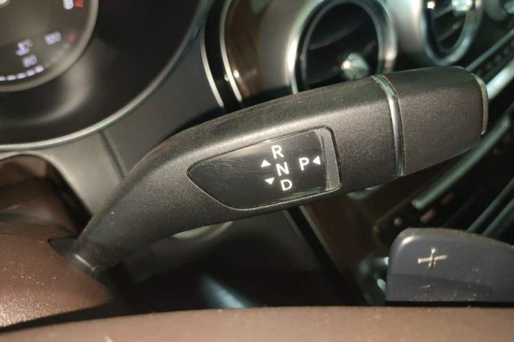 Used Mercedes-Benz GLC 2019 GLC 260 L 4MATIC Dynamic Model Gear Lever