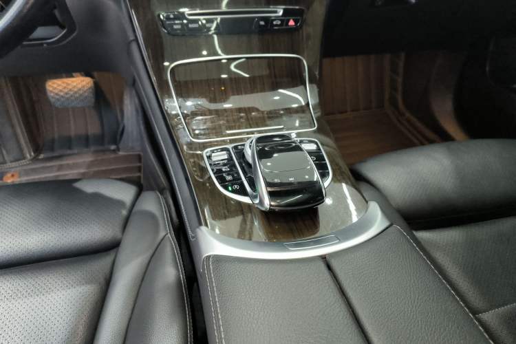 Used Mercedes-Benz GLC 2019 GLC 260 L 4MATIC Dynamic Model Gear Lever