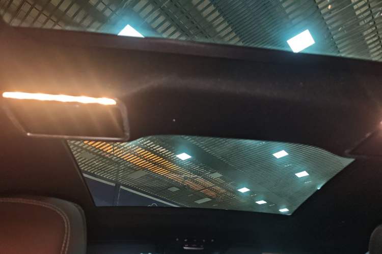 Used Mercedes-Benz GLC 2019 Refreshed GLC 300 L 4MATIC Dynamic Edition Headliner