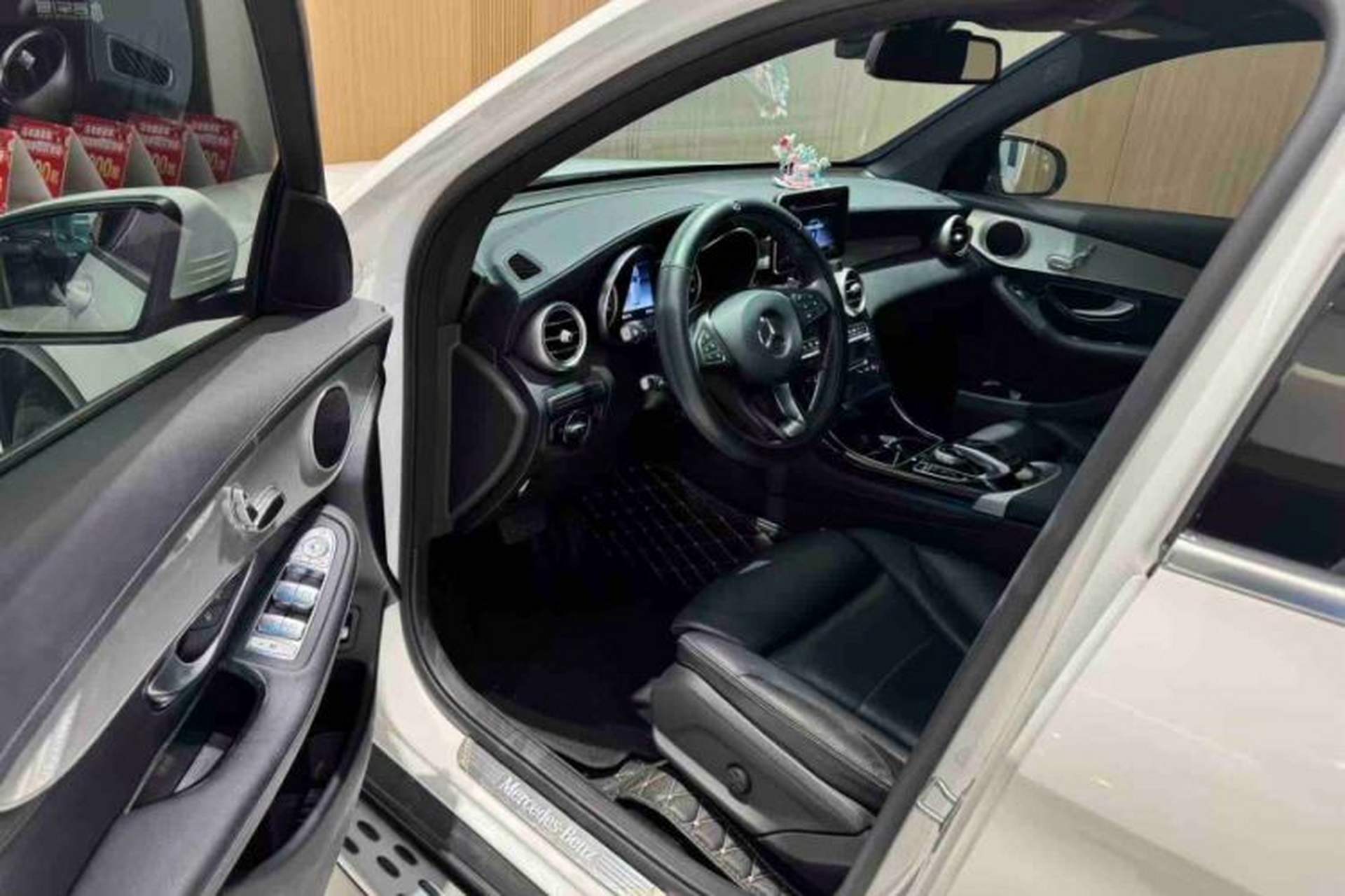 Used Mercedes-Benz GLC 2019 GLC 200 L 4MATIC Interior 2