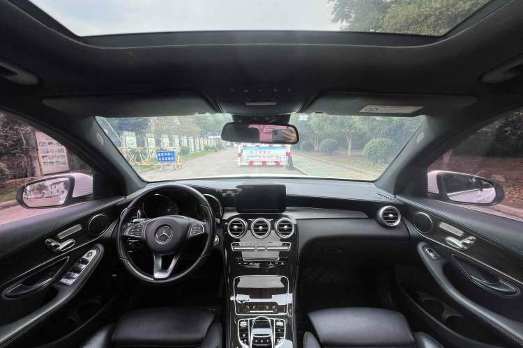 Used Mercedes-Benz GLC 2019 GLC 260 4MATIC Luxury Model Interior 2