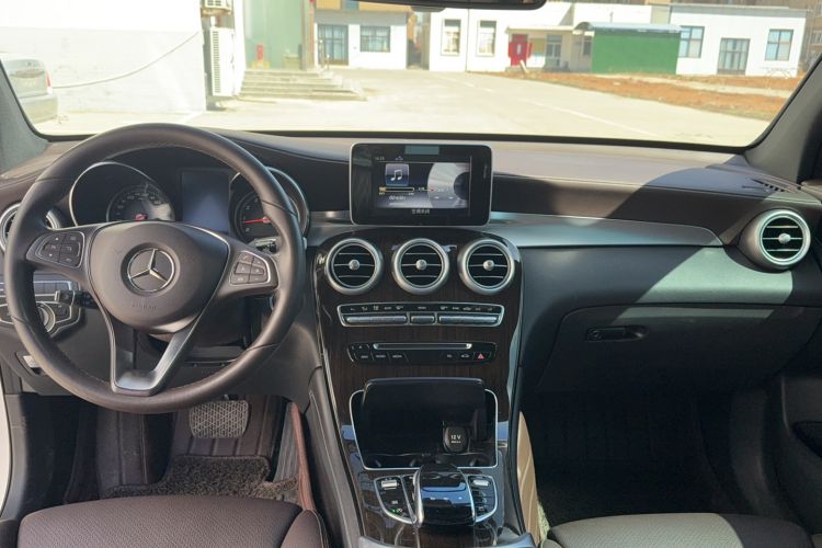 Used Mercedes-Benz GLC 2019 Facelift GLC 260 L 4MATIC Luxury Model Interior 3