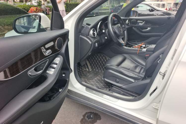 Used Mercedes-Benz GLC 2019 GLC 260 L 4MATIC Dynamic Model Interior 3