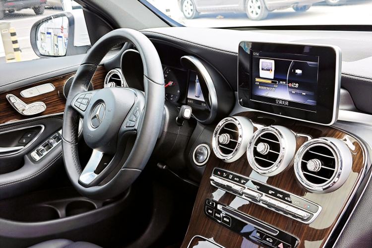 Used Mercedes-Benz GLC 2019 GLC 260 4MATIC Luxury Model Interior 4