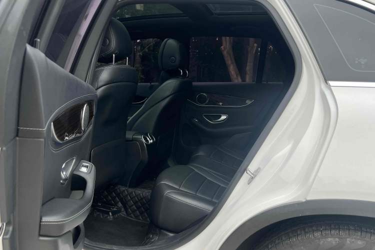 Used Mercedes-Benz GLC 2019 GLC 260 4MATIC Luxury Model Interior 4