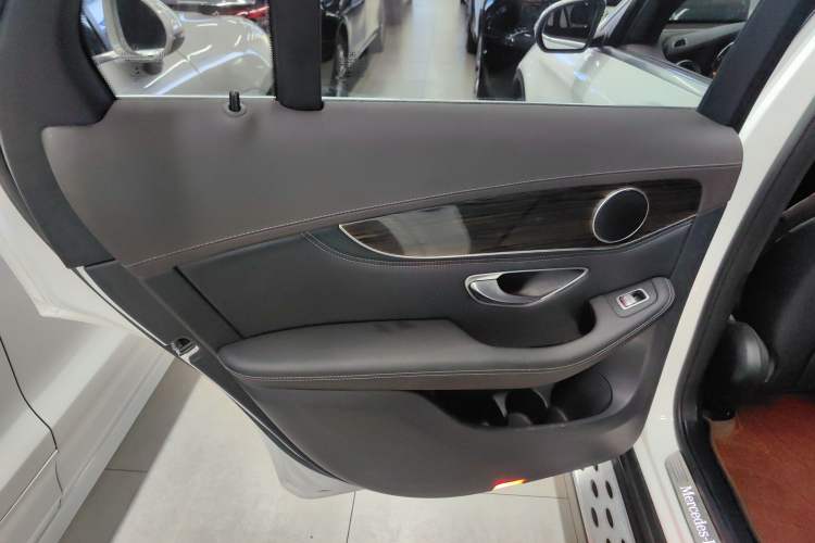 Used Mercedes-Benz GLC 2019 Facelift GLC 260 L 4MATIC Luxury Model Interior 8