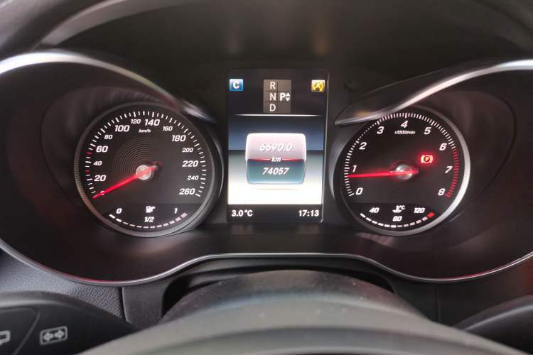 Used Mercedes-Benz GLC 2019 GLC 300 L 4MATIC Dynamic Model Odometer Close Up
