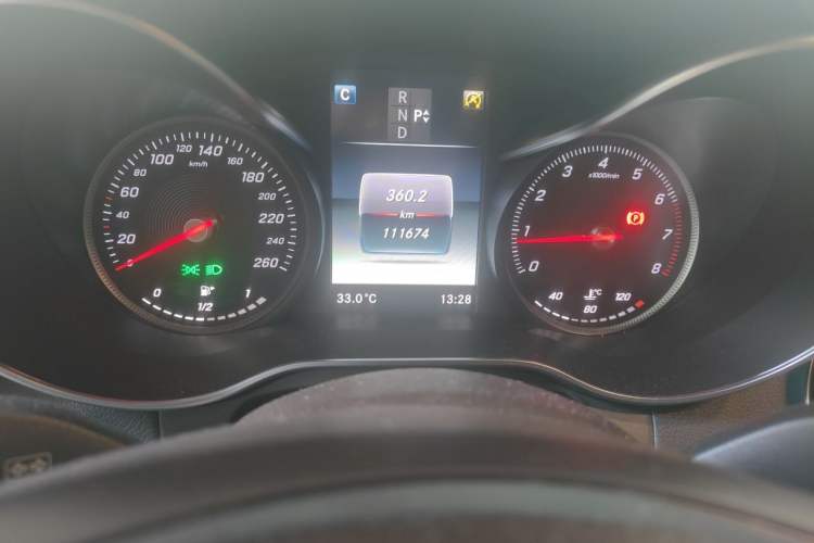 Used Mercedes-Benz GLC 2019 GLC 260 L 4MATIC Dynamic Model Odometer Close Up