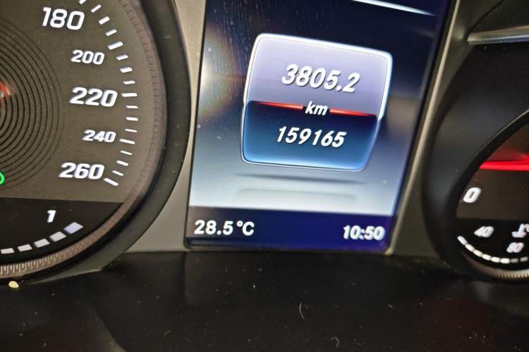 Used Mercedes-Benz GLC 2019 GLC 260 L 4MATIC Dynamic Model Odometer Close Up