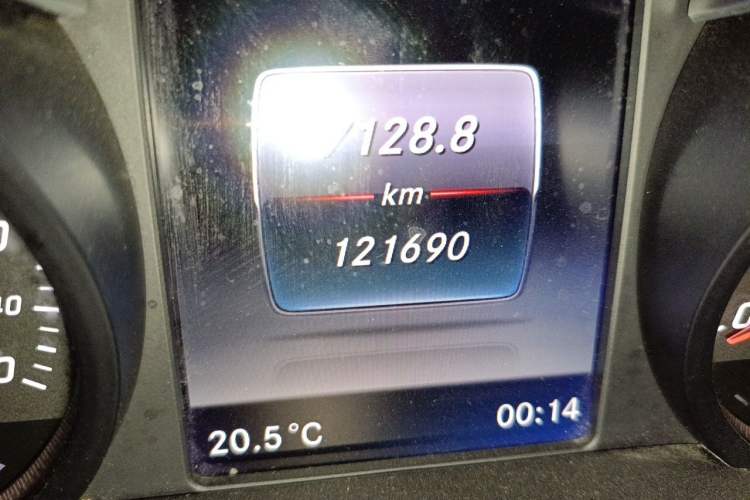 Used Mercedes-Benz GLC 2019 GLC 260 L 4MATIC Dynamic Model Odometer Close Up
