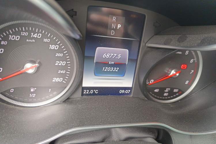 Used Mercedes-Benz GLC 2019 GLC 260 L 4MATIC Dynamic Model Odometer Close Up