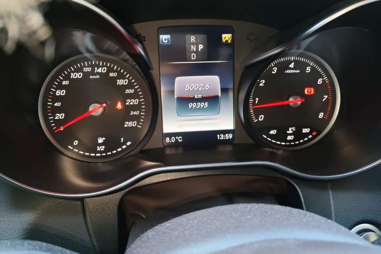 Used Mercedes-Benz GLC 2019 GLC 260 4MATIC Luxury Model Odometer Close Up