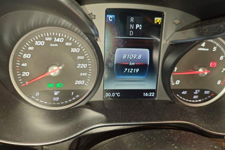 Used Mercedes-Benz GLC 2019 Facelift GLC 260 L 4MATIC Luxury Model Odometer Close Up