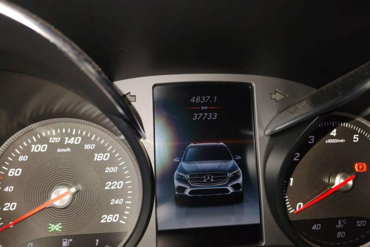 Used Mercedes-Benz GLC 2019 GLC 260 L 4MATIC Dynamic Model Odometer Close Up
