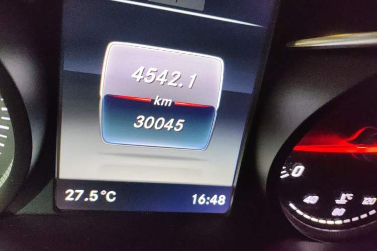 Used Mercedes-Benz GLC 2019 GLC 200 4MATIC Odometer Close Up