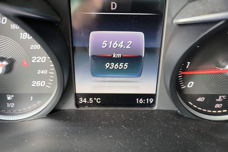 Used Mercedes-Benz GLC 2019 Facelift GLC 260 L 4MATIC Luxury Model Odometer Close Up