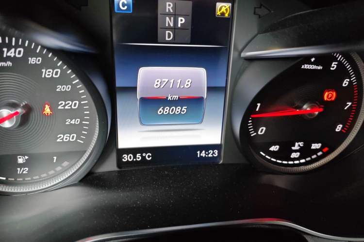 Used Mercedes-Benz GLC 2019 GLC 260 L 4MATIC Dynamic Model Odometer Close Up