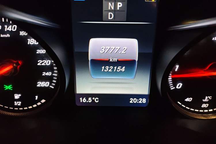 Used Mercedes-Benz GLC 2019 GLC 300 L 4MATIC Dynamic Model Odometer Close Up
