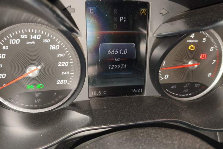 Used Mercedes-Benz GLC 2019 GLC 260 4MATIC Luxury Model Odometer Close Up