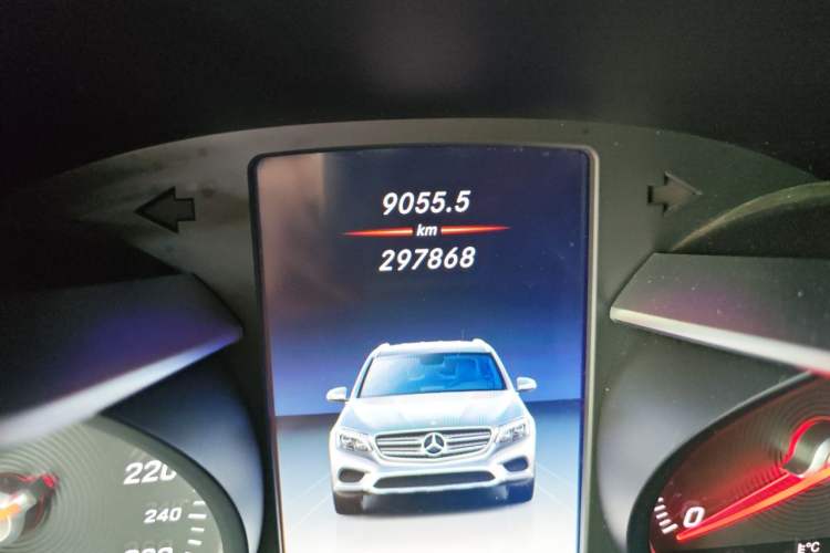 Used Mercedes-Benz GLC 2019 GLC 200 4MATIC Odometer Close Up