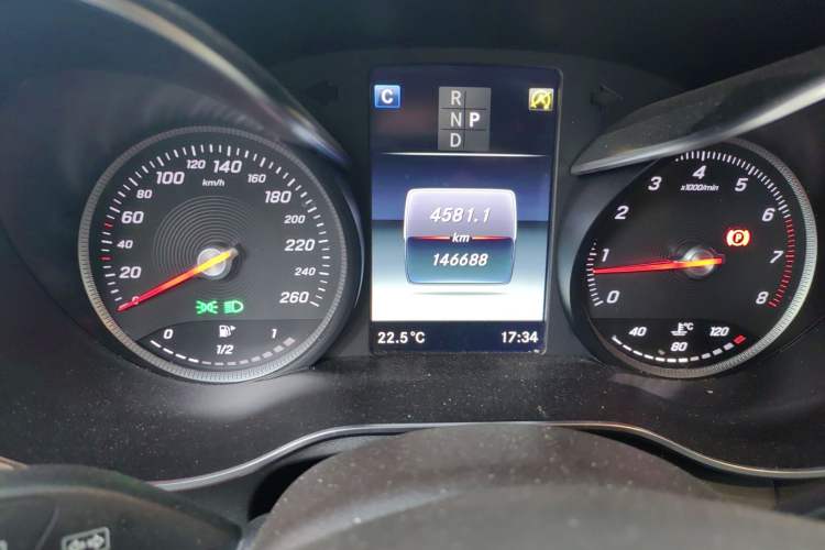 Used Mercedes-Benz GLC 2019 GLC 260 L 4MATIC Dynamic Model Odometer Close Up