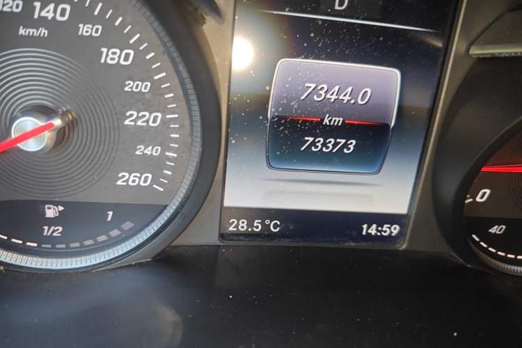 Used Mercedes-Benz GLC 2019 GLC 260 L 4MATIC Dynamic Model Odometer Close Up