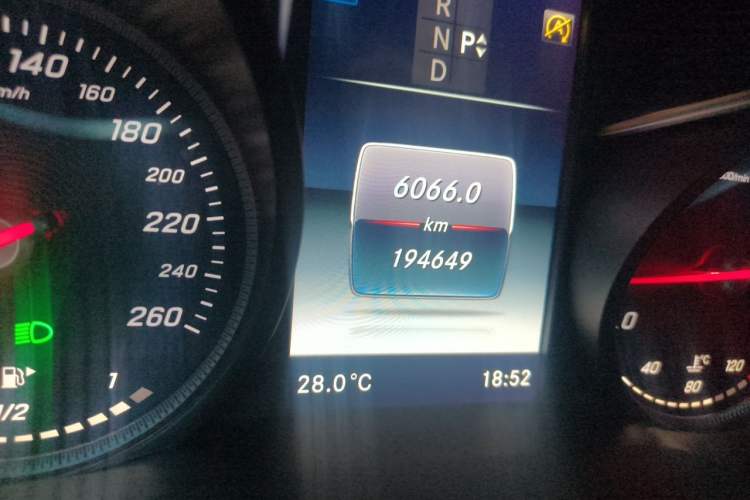Used Mercedes-Benz GLC 2019 GLC 260 4MATIC Dynamic Edition Odometer Close Up