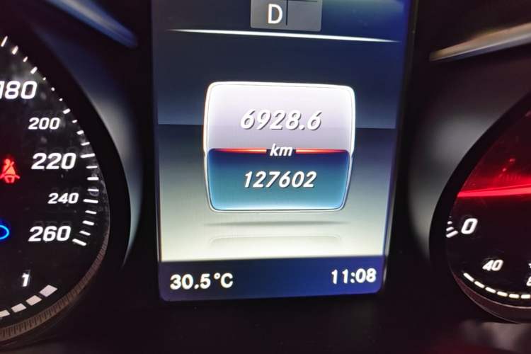 Used Mercedes-Benz GLC 2019 GLC 260 L 4MATIC Dynamic Model Odometer Close Up