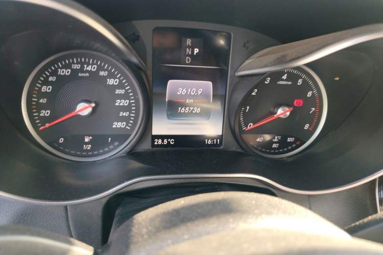 Used Mercedes-Benz GLC 2019 GLC 300 L 4MATIC Dynamic Model Odometer Close Up