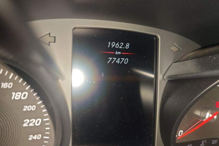 Used Mercedes-Benz GLC 2019 GLC 260 L 4MATIC Dynamic Model Odometer Close Up