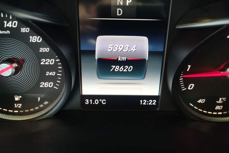 Used Mercedes-Benz GLC 2019 GLC 260 4MATIC Luxury Model Odometer Close Up