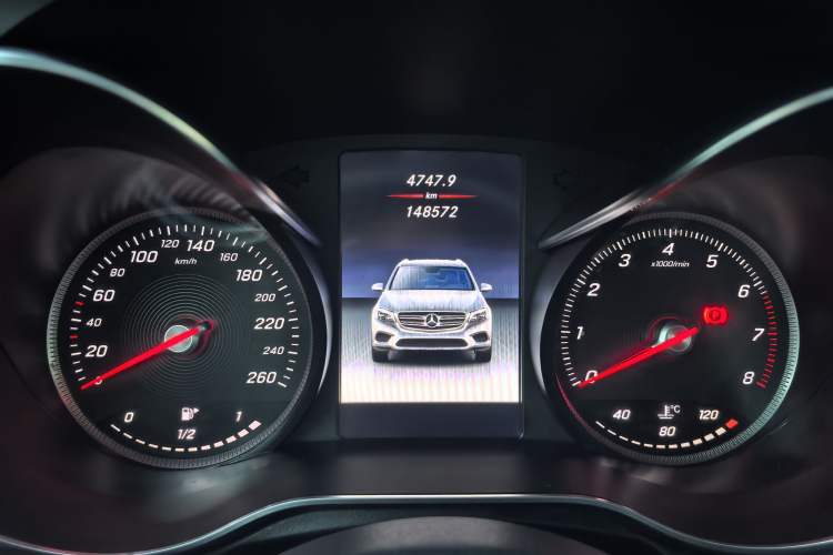 Used Mercedes-Benz GLC 2019 GLC 260 L 4MATIC Dynamic Model Odometer Close Up