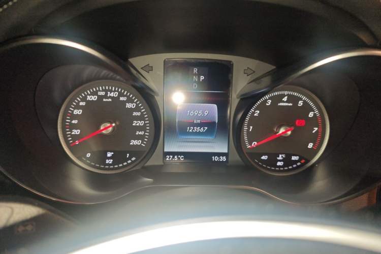 Used Mercedes-Benz GLC 2019 GLC 300 L 4MATIC Dynamic Model Odometer Close Up