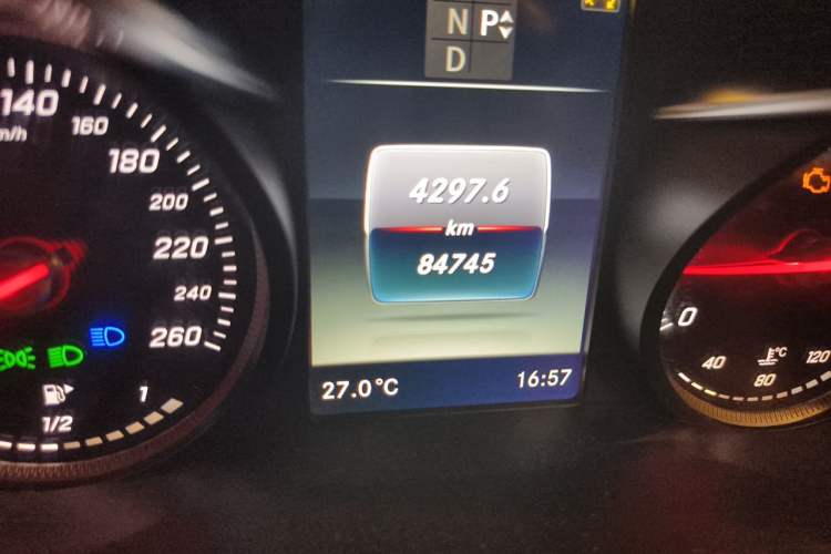 Used Mercedes-Benz GLC 2019 GLC 200 L 4MATIC Odometer Close Up