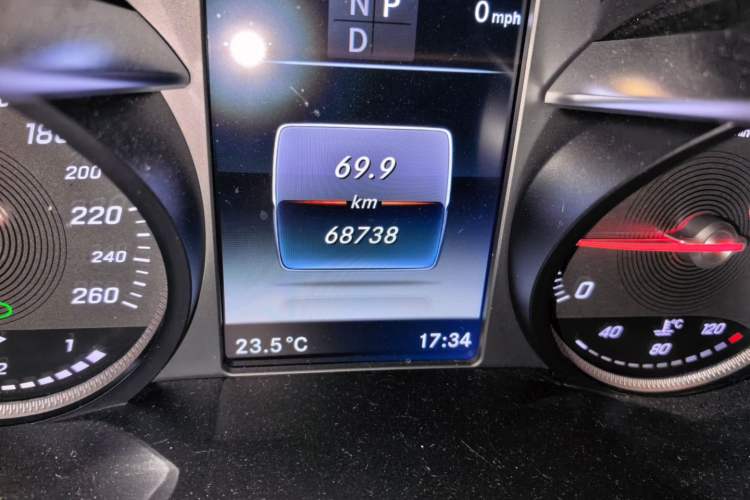 Used Mercedes-Benz GLC 2019 GLC 260 L 4MATIC Dynamic Model Odometer Close Up