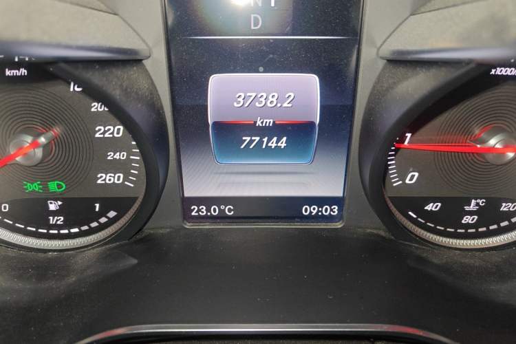 Used Mercedes-Benz GLC 2019 GLC 300 L 4MATIC Dynamic Model Odometer Close Up
