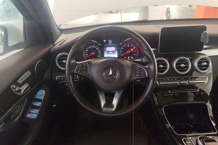 Used Mercedes-Benz GLC 2019 GLC 260 L 4MATIC Luxury Model Steering Wheel