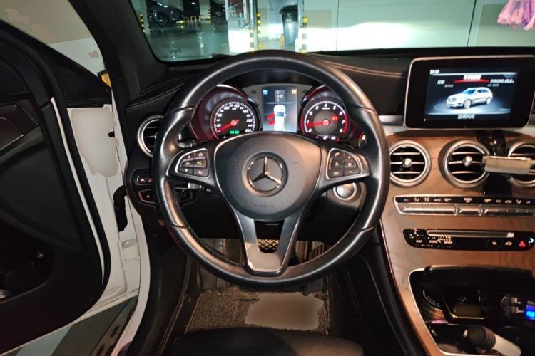 Used Mercedes-Benz GLC 2019 GLC 300 L 4MATIC Dynamic Model Steering Wheel
