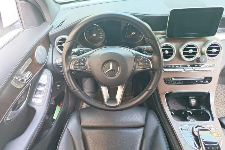 Used Mercedes-Benz GLC 2019 Refreshed GLC 300 L 4MATIC Dynamic Edition Steering Wheel