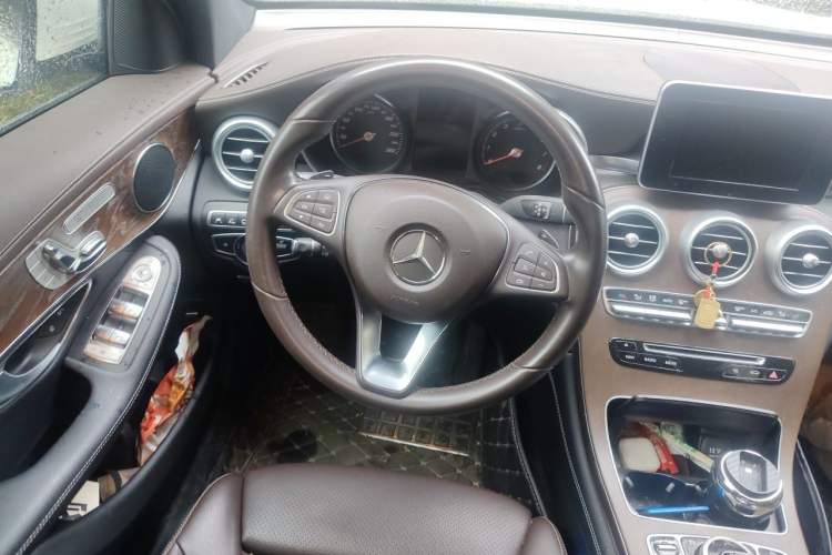 Used Mercedes-Benz GLC 2019 GLC 300 L 4MATIC Dynamic Model Steering Wheel